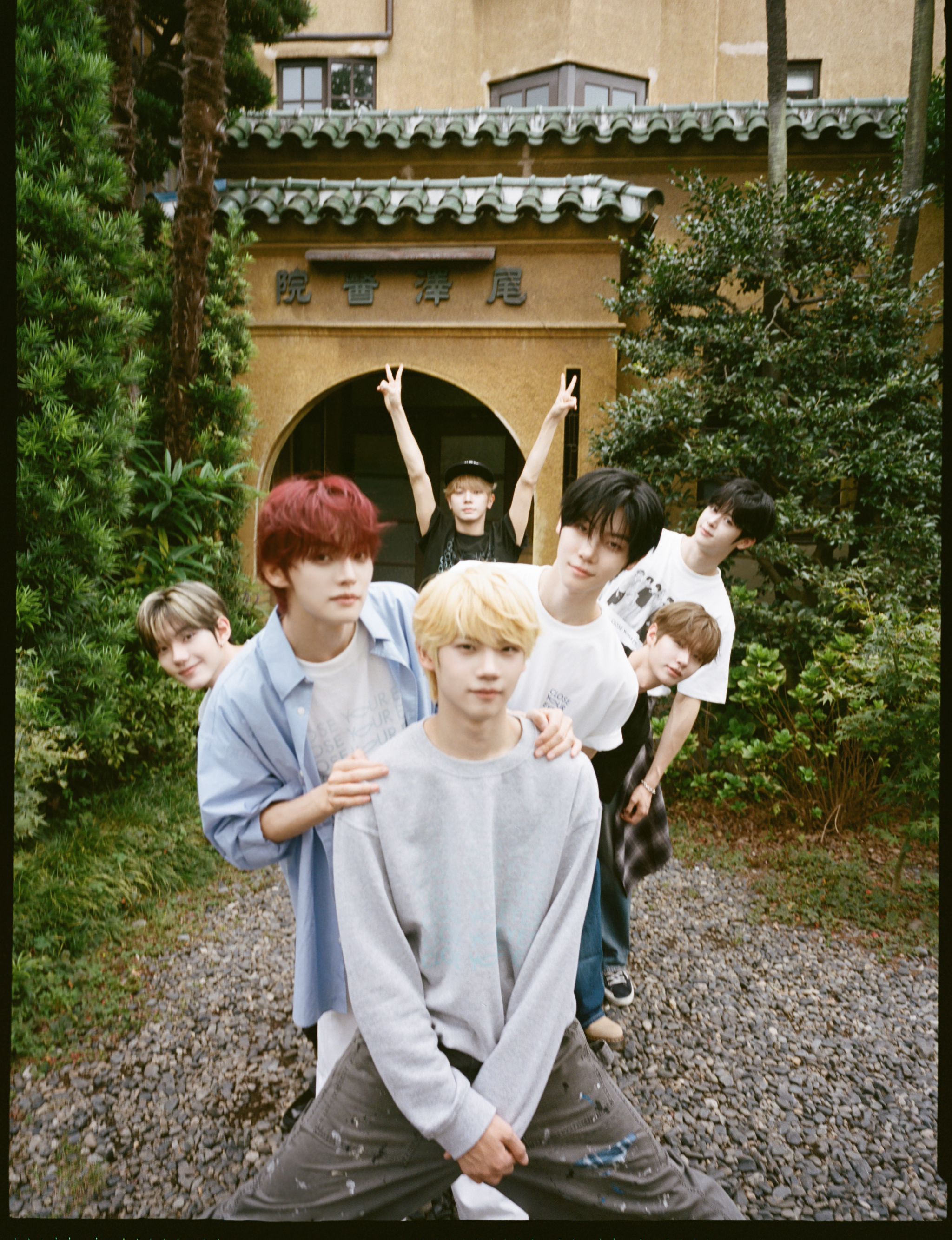 20251127_CLOSE YOUR EYES_look.jpg